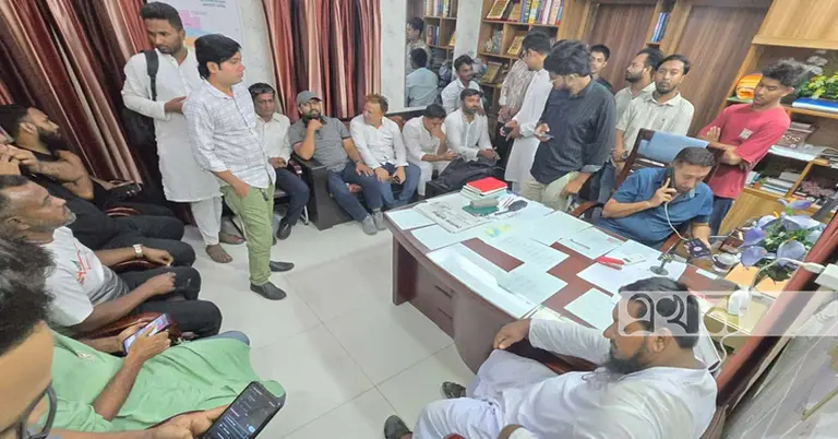 থানায় অবরুদ্ধ এনসিপির নেতাকর্মীরা